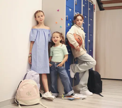 Kinder in der Schule mit günstiger Markenkleidung