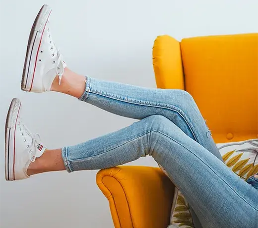 Ausgewaschene Slim-Fit-Jeans für Damen mit Converse
