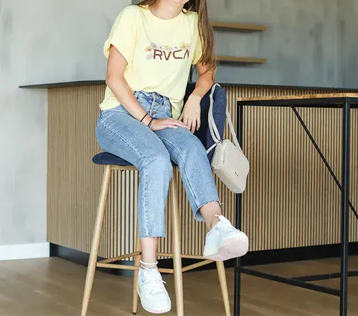 look femme avec un t-shirt imprimé