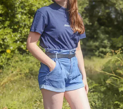 Look femme avec un t-shirt imprimé et un short en jean