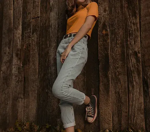 look femme avec un crop top et un jean mom