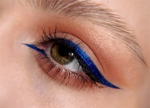 Trendige farbige Eyeliner und Mascara