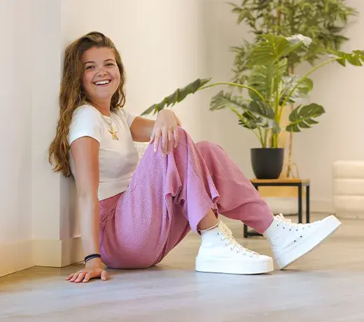look femme avec un t-shirt moulant et pantalon fluide
