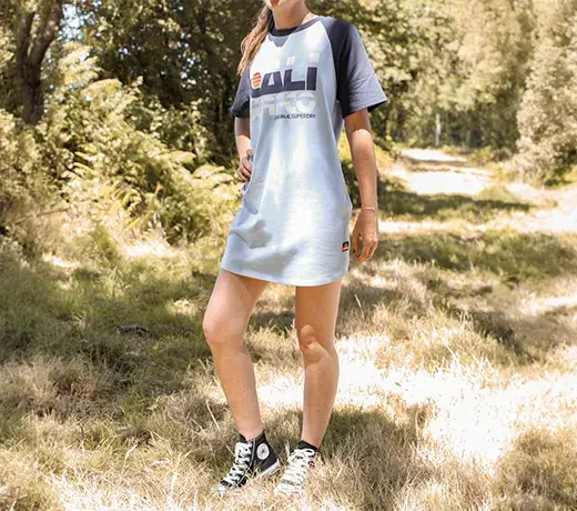 vestido tipo camiseta con unas Converse