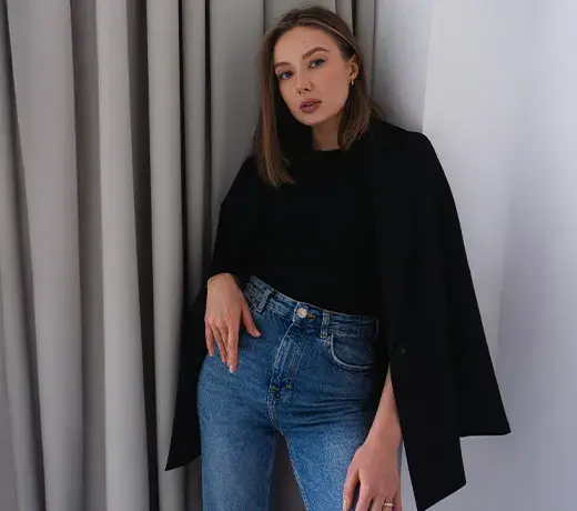 look femme avec un t-shirt noir et un blazer