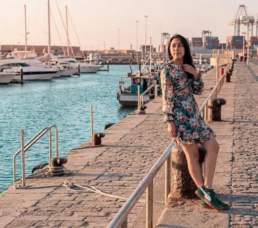 vestido de flores con zapatillas Puma