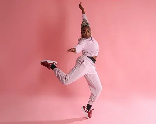 look coloré avec des baskets femme