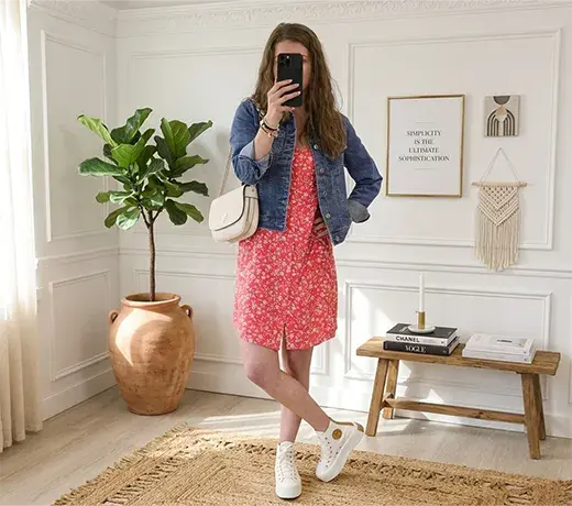 Sommerlook mit einem geblümten Kleid und weißen Converse