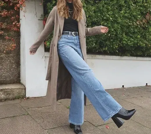 look avec t-shirt à manches longues et jean flare