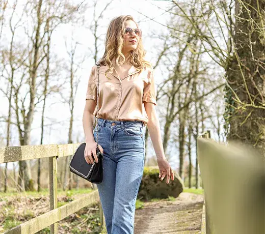 look femme avec t-shirt col V