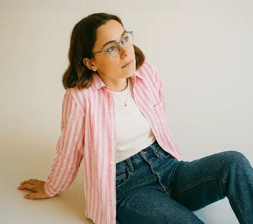 look femme avec un t-shirt blanc