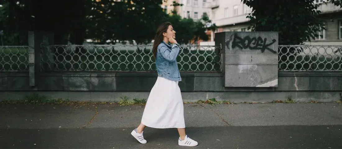 vestido blanco con zapatillas Adidas