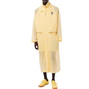 Parka longue transparente Jaune homme LACOSTE défilé sur podium vue 0
