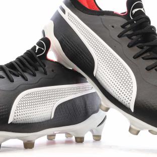 Chaussures de football Noire/Blanche Homme PumaKing Ultimate vue 0