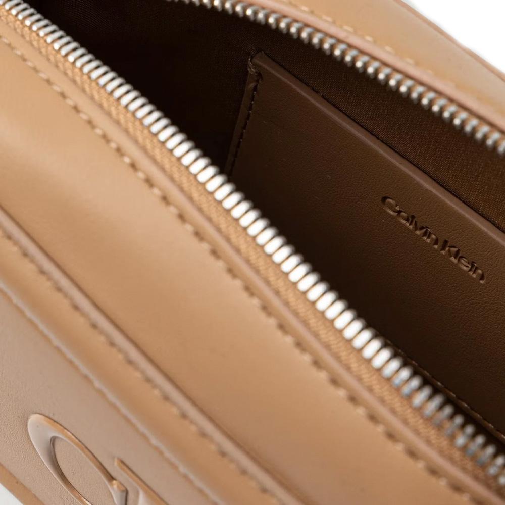 Camel-Umhängetasche für Damen von Calvin Klein Jeans „Bold Camera“ Ansicht 3