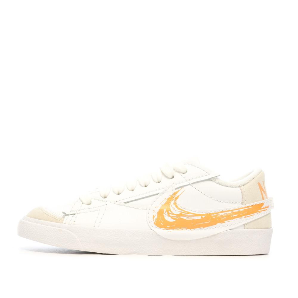 Baskets Blanches/Orange Mixte Nike Blazer Low 77 Jumbo pas cher