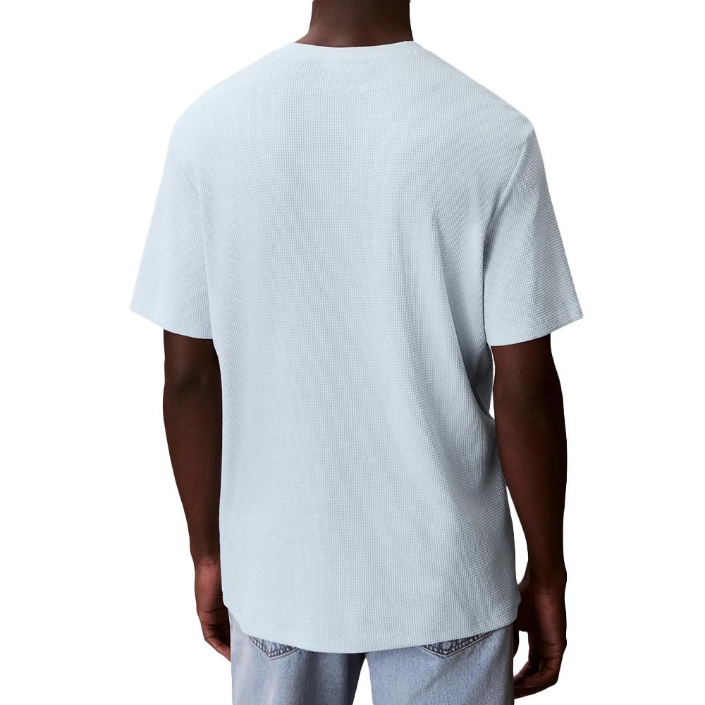 Pastellblaues Herren-T-Shirt von Calvin Klein Jeans mit Waffel-Emblem Ansicht 2