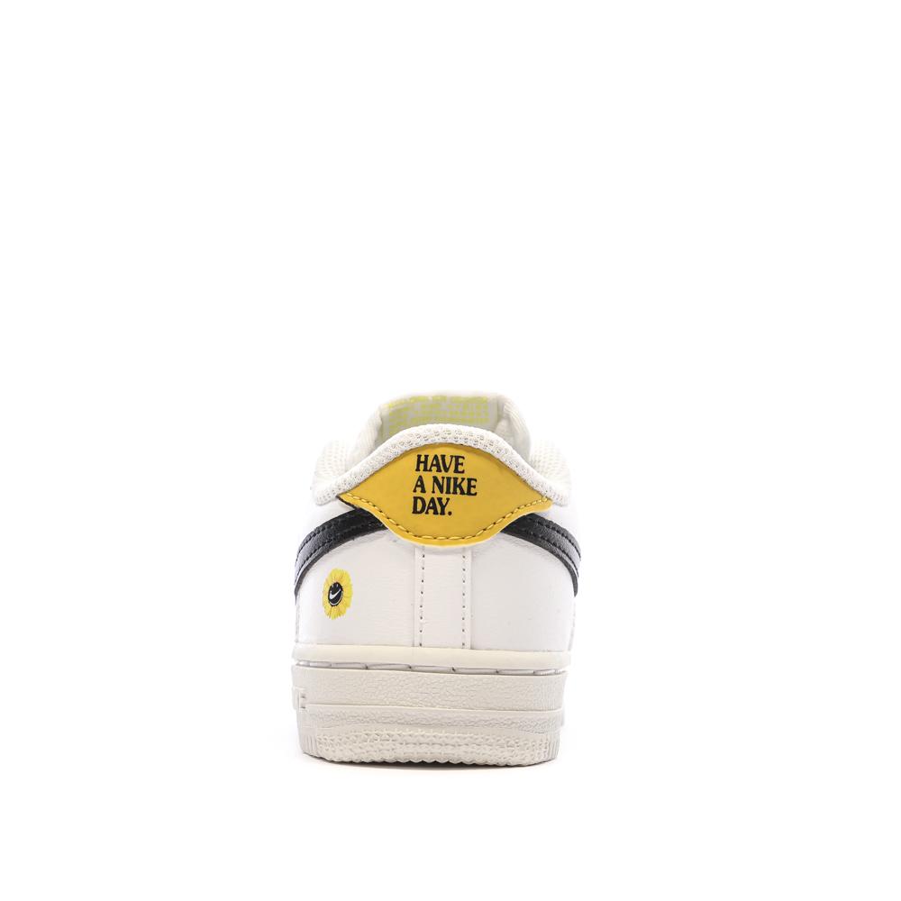 Baskets Blanche/Jaune Fille Nike Force 1 Lv8 vue 3