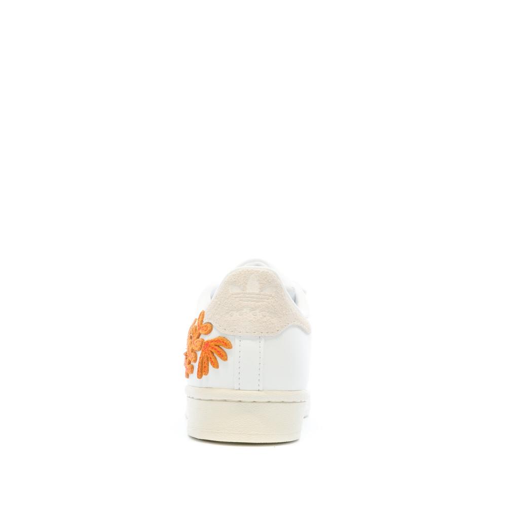 Baskets Blanches/Fleurs Femme Adidas Superstar vue 3