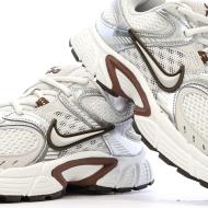 Baskets Beiges/Grises Femme Nike HQ7901 vue 7