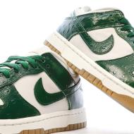 Baskets Blanches/Vertes Femme Nike Dunk Low vue 7